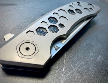 Tuya Knife Titan The Hive v2 grey satin