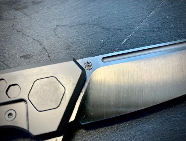 Tuya Knife Titan The Hive v2 grey satin